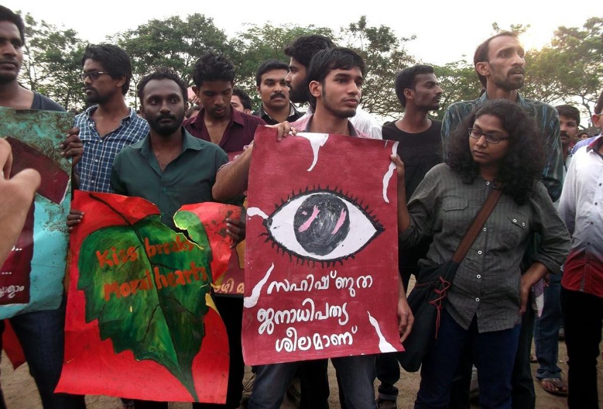 Kiss of Love protest in Kochi today after Shiv Senas moral policing